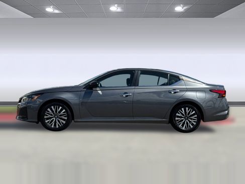 Used 2024 Nissan Altima 2.5 SV FWD image 2