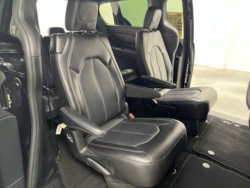 Used 2025 Chrysler Pacifica Select FWD image 22