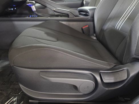 Certified 2025 Hyundai Elantra Sport FWD image 23