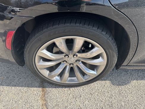 Used 2018 Chrysler 300 Touring w/ Chrome Appearance Package image 17