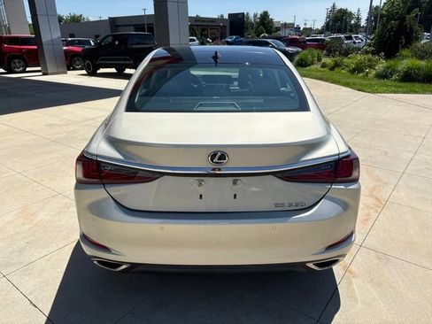 Used 2020 Lexus ES 350 w/ Luxury Package FWD image 6