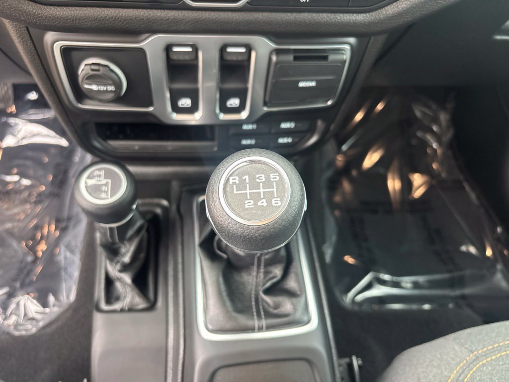 Used 2025 Jeep Wrangler Sport AWD/4WD image 13