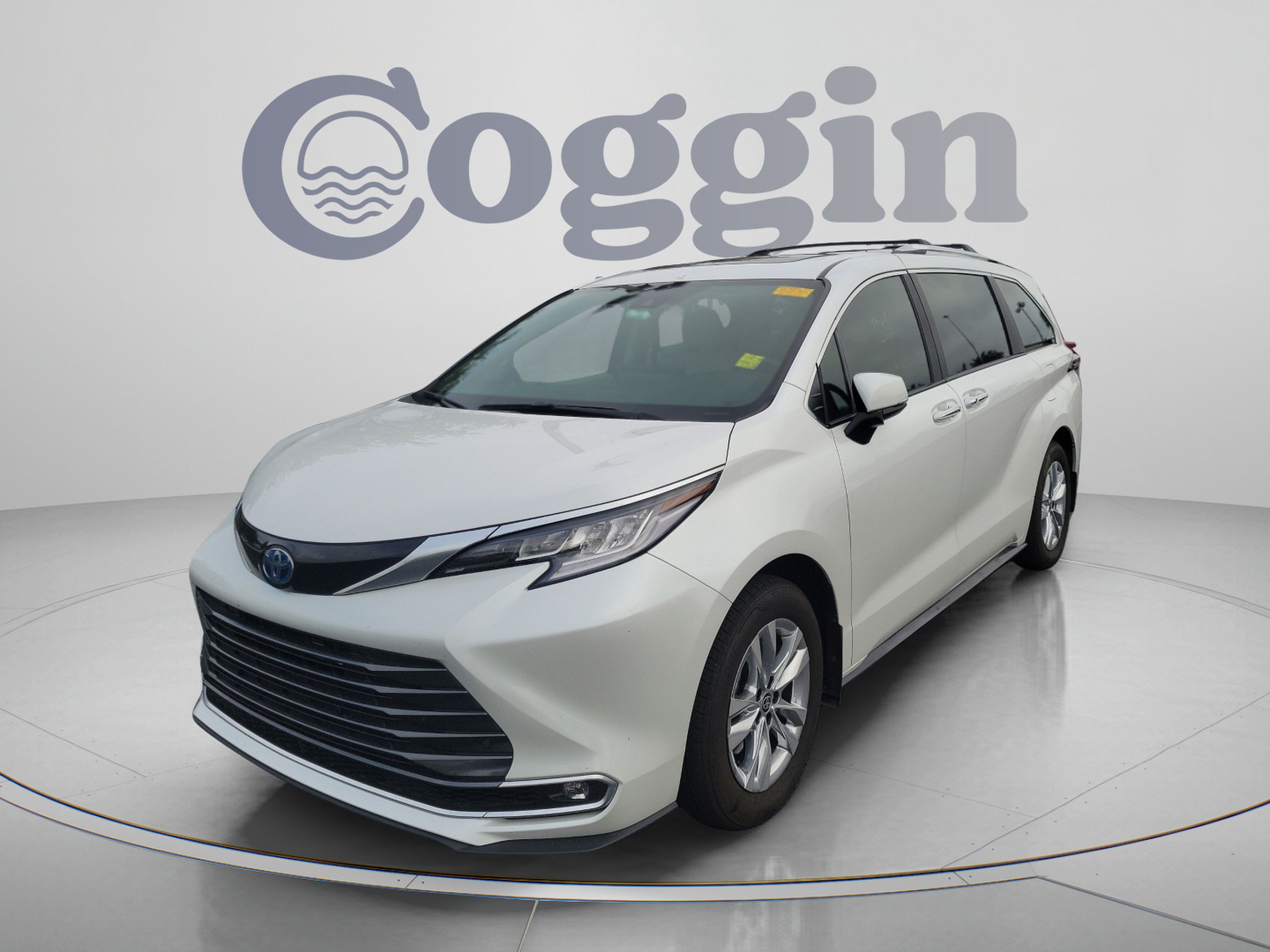 Certified 2025 Toyota Sienna Limited FWD image 11
