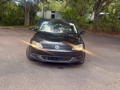 Used 2013 Volkswagen Jetta SE FWD image 2