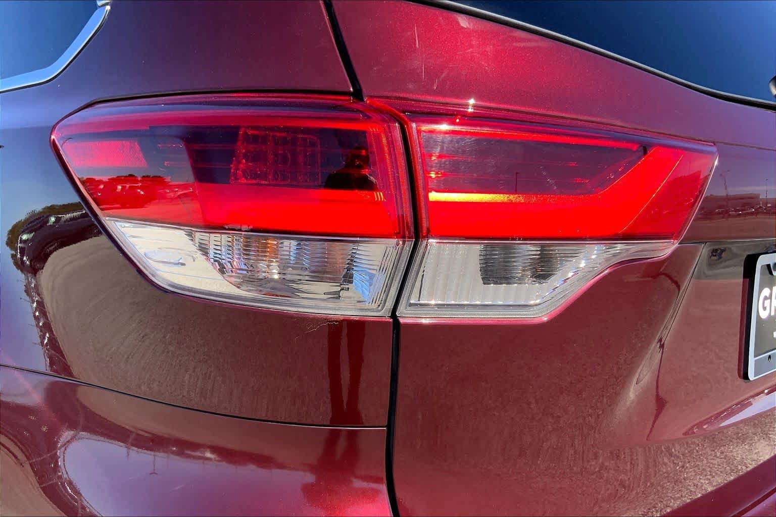 Used 2019 Toyota Highlander XLE FWD image 28