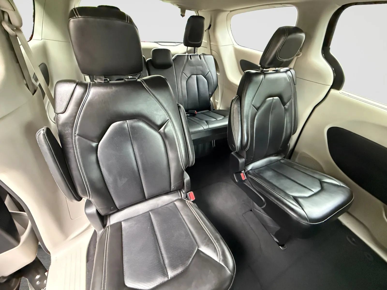Used 2023 Chrysler Pacifica Touring-L FWD image 19