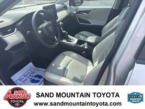 Used 2019 Toyota RAV4 XLE Premium FWD image 12