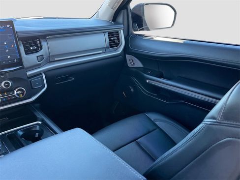 Used 2024 Ford Expedition XLT image 24