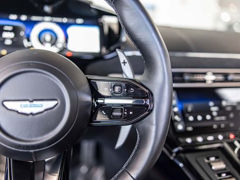 Used 2025 Aston Martin V8 Vantage Coupe image 23