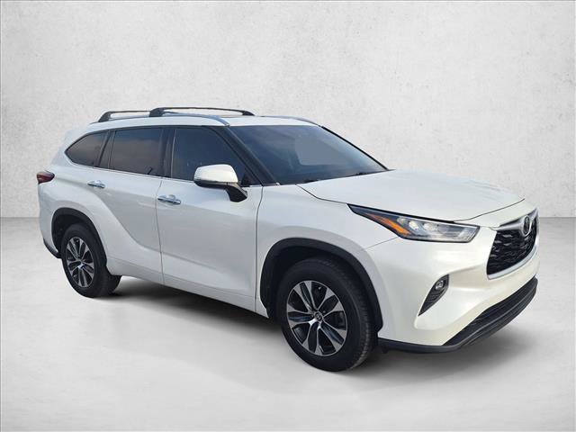 Used 2020 Toyota Highlander XLE FWD image 3