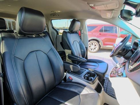 Used 2024 Chrysler Pacifica Touring-L image 16