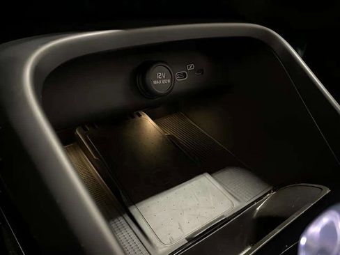 Used 2025 Volvo XC40 B5 Plus image 55