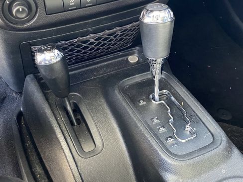 Used 2018 Jeep Wrangler Unlimited Sahara AWD/4WD image 9