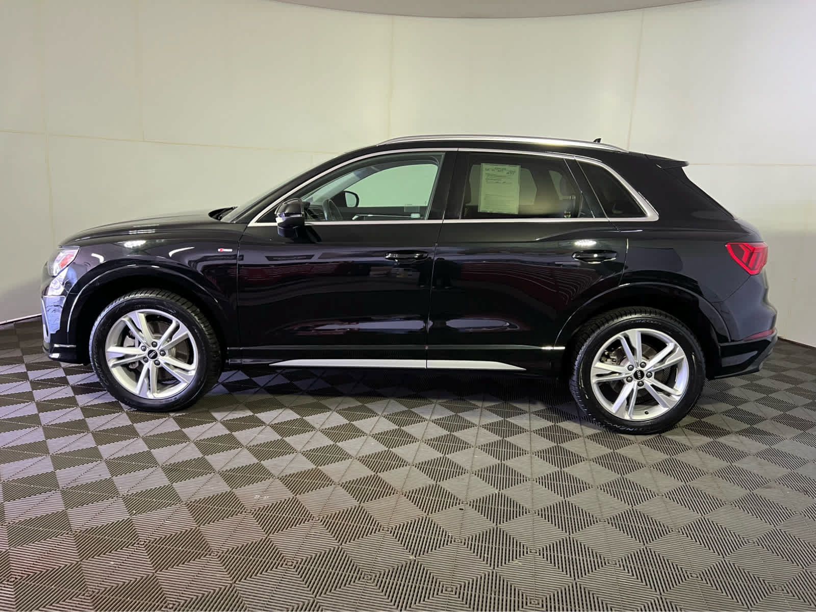 Used 2023 Audi Q3 2.0T Premium Plus w/ Premium Plus Package AWD/4WD image 4