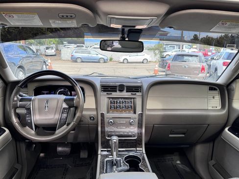 Used 2016 Lincoln Navigator Select image 16