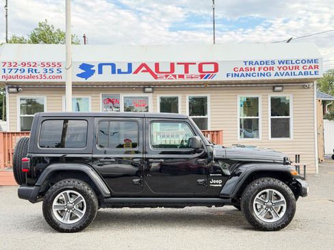 Used 2019 Jeep Wrangler Unlimited Sahara w/ Dual Top Group AWD/4WD image 3