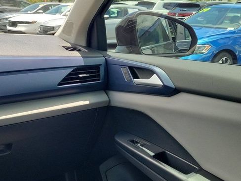 Certified 2022 Volkswagen Taos SE FWD image 4