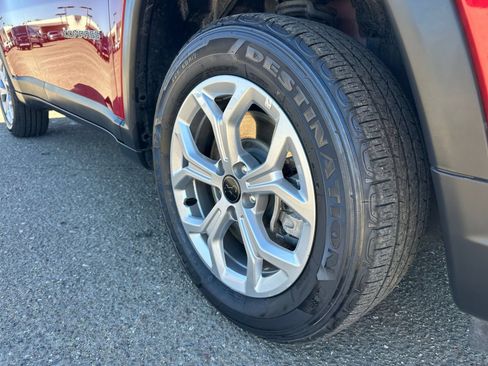 Used 2025 Jeep Compass Latitude AWD/4WD image 25