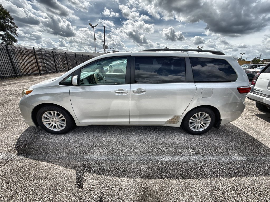Used 2015 Toyota Sienna XLE w/ XLE Navigation Package FWD image 4