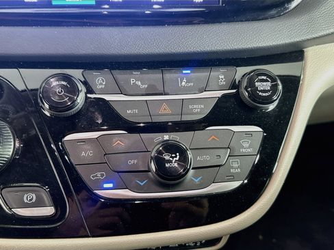 Used 2024 Chrysler Pacifica Touring-L FWD image 23
