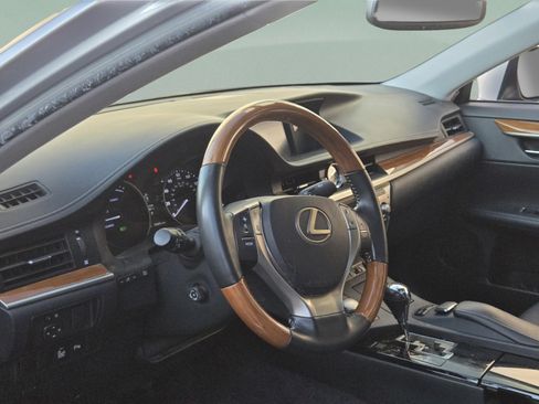 Used 2013 Lexus ES 300h w/ Luxury Pkg FWD image 11