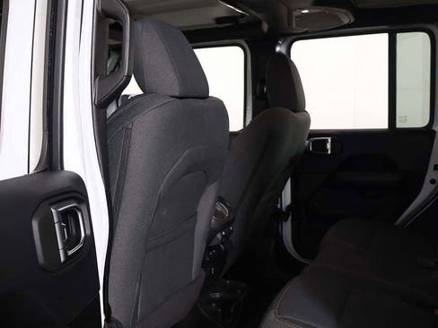 Used 2025 Jeep Wrangler Unlimited Sahara AWD/4WD image 25