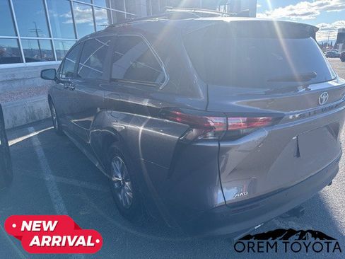 Used 2022 Toyota Sienna XLE w/ XLE Plus Package image 18