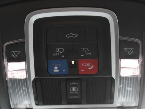 Used 2022 RAM 1500 Laramie AWD/4WD image 10