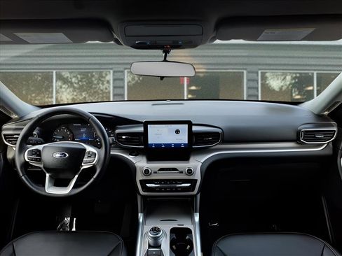 Used 2023 Ford Explorer XLT w/ Equipment Group 202A image 9