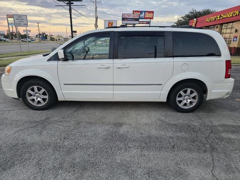 Used 2010 Chrysler Town & Country Touring Plus image 8