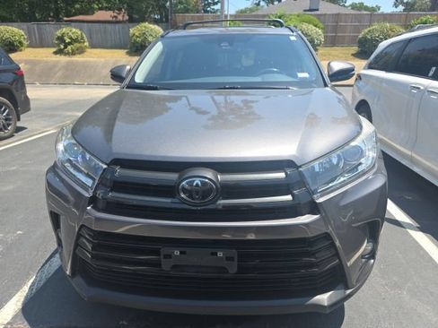 Used 2017 Toyota Highlander SE FWD image 2