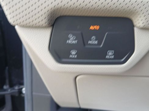 Used 2024 Volkswagen Atlas SE image 16