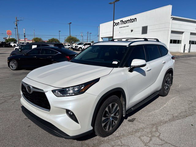 Used 2020 Toyota Highlander XLE FWD image 2
