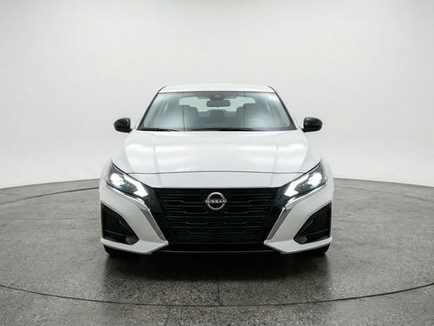 Used 2025 Nissan Altima 2.5 SV FWD image 2