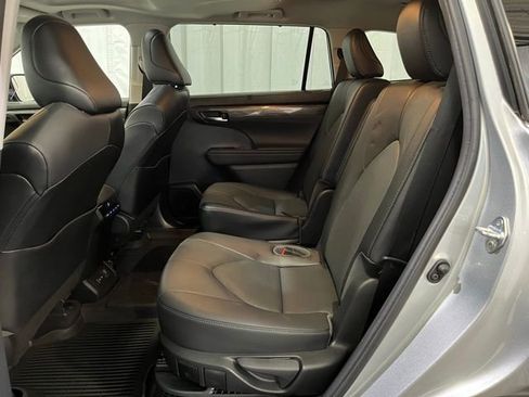 Used 2022 Toyota Highlander Limited AWD/4WD image 11