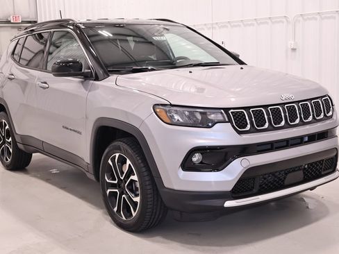 Used 2023 Jeep Compass Limited AWD/4WD image 4