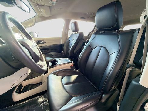 Used 2023 Chrysler Pacifica Touring-L FWD image 22