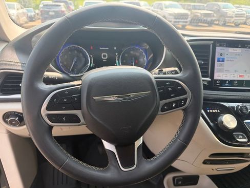 Used 2023 Chrysler Pacifica Touring-L w/ Uconnect Theater Family Group AWD/4WD image 9