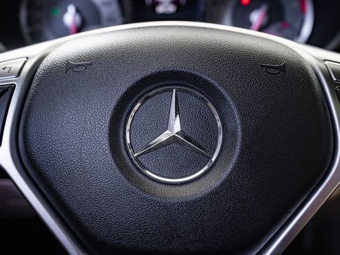 Used 2015 Mercedes-Benz SLK 250 image 32