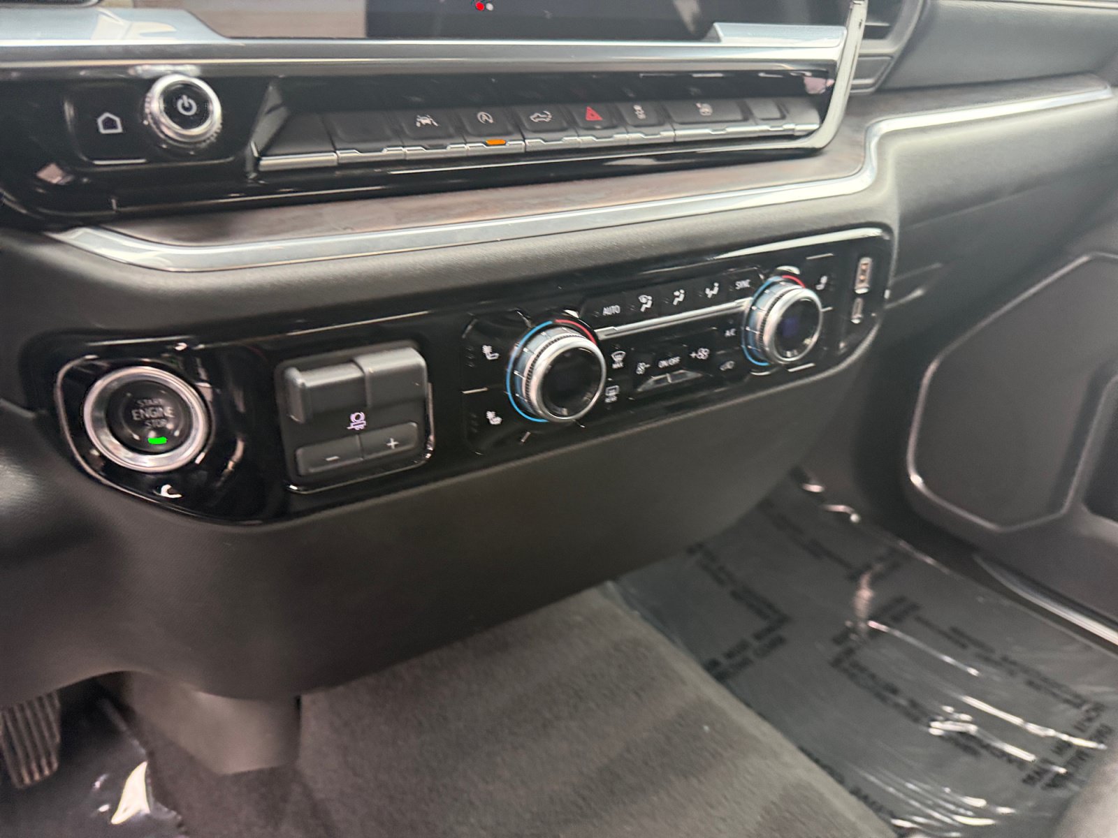 Used 2025 GMC Sierra 1500 SLT AWD/4WD image 13