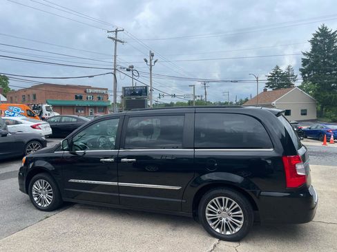 Used 2013 Chrysler Town & Country Touring-L w/ Entertainment Group #2 FWD image 8