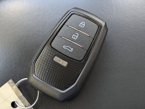 Used 2024 Hyundai Venue Limited image 28