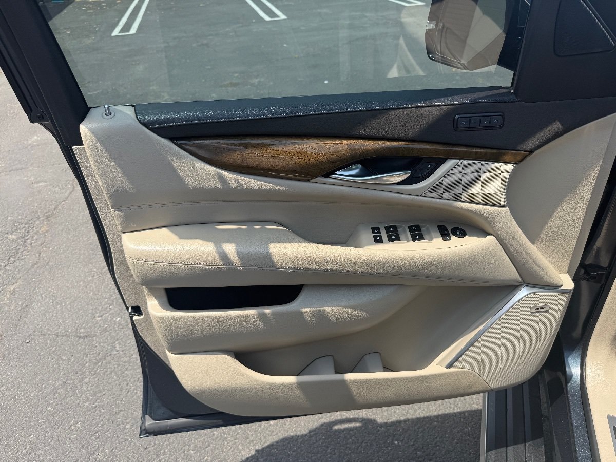 Used 2019 Cadillac Escalade Premium Luxury AWD/4WD image 11