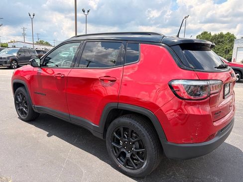 Used 2023 Jeep Compass Latitude AWD/4WD image 5