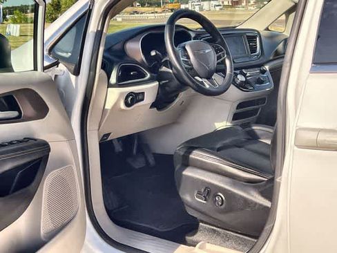 Used 2020 Chrysler Voyager LX FWD image 3