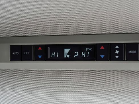 Used 2025 Toyota Sienna XLE image 30