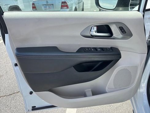 Used 2023 Chrysler Pacifica Touring-L image 15