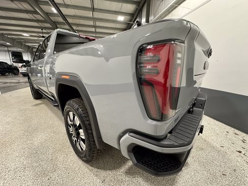 Used 2025 GMC Sierra 3500 AT4 w/ AT4 Premium Plus Package AWD/4WD image 4