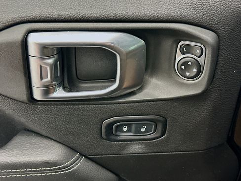 Used 2023 Jeep Wrangler Unlimited Sahara AWD/4WD image 15