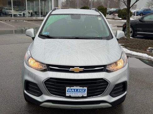 Used 2022 Chevrolet Trax LT w/ LT Convenience Package image 2